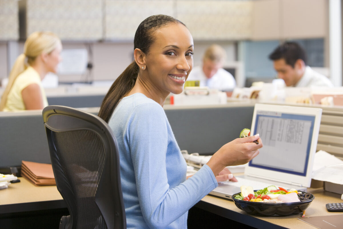 ¿Cómo mantener una alimentación equilibrada en el trabajo?