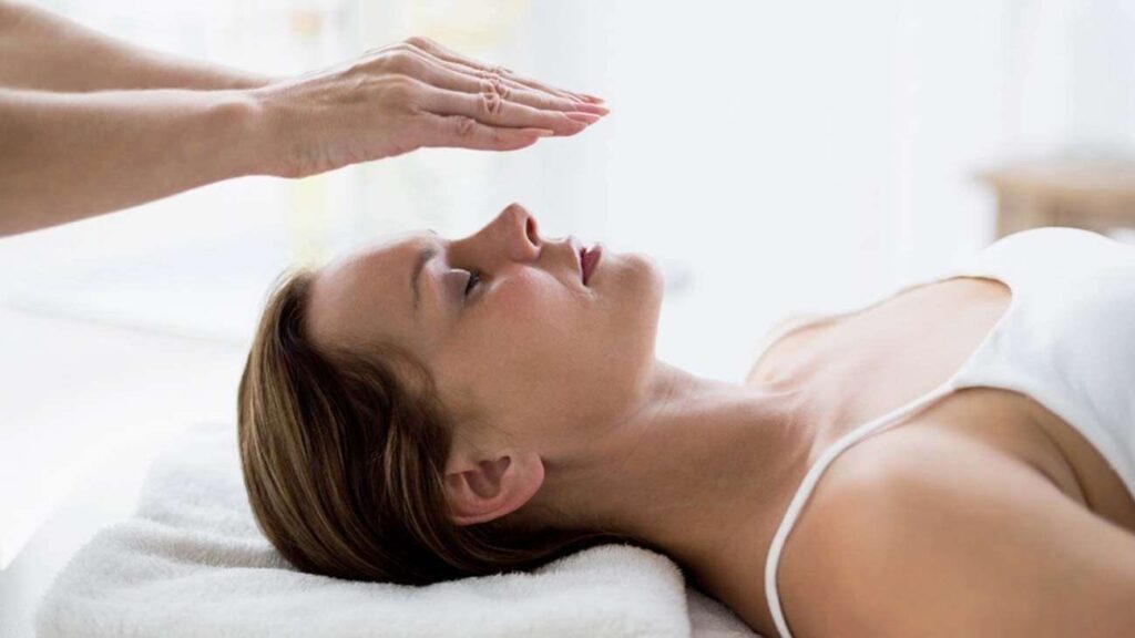 Reiki: Los diferentes niveles y una nueva forma de hacer terapia - Buena Vida Tips