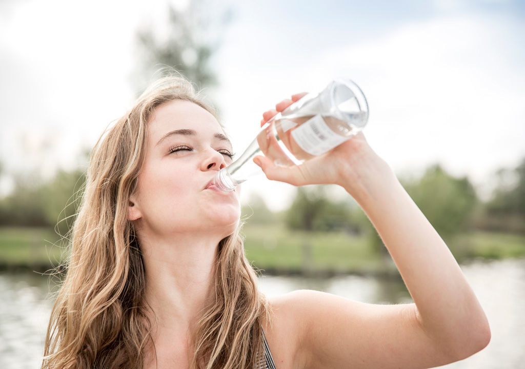 Cuánta agua hay que tomar por día para suavizar la textura de la piel - Buena Vida Tips